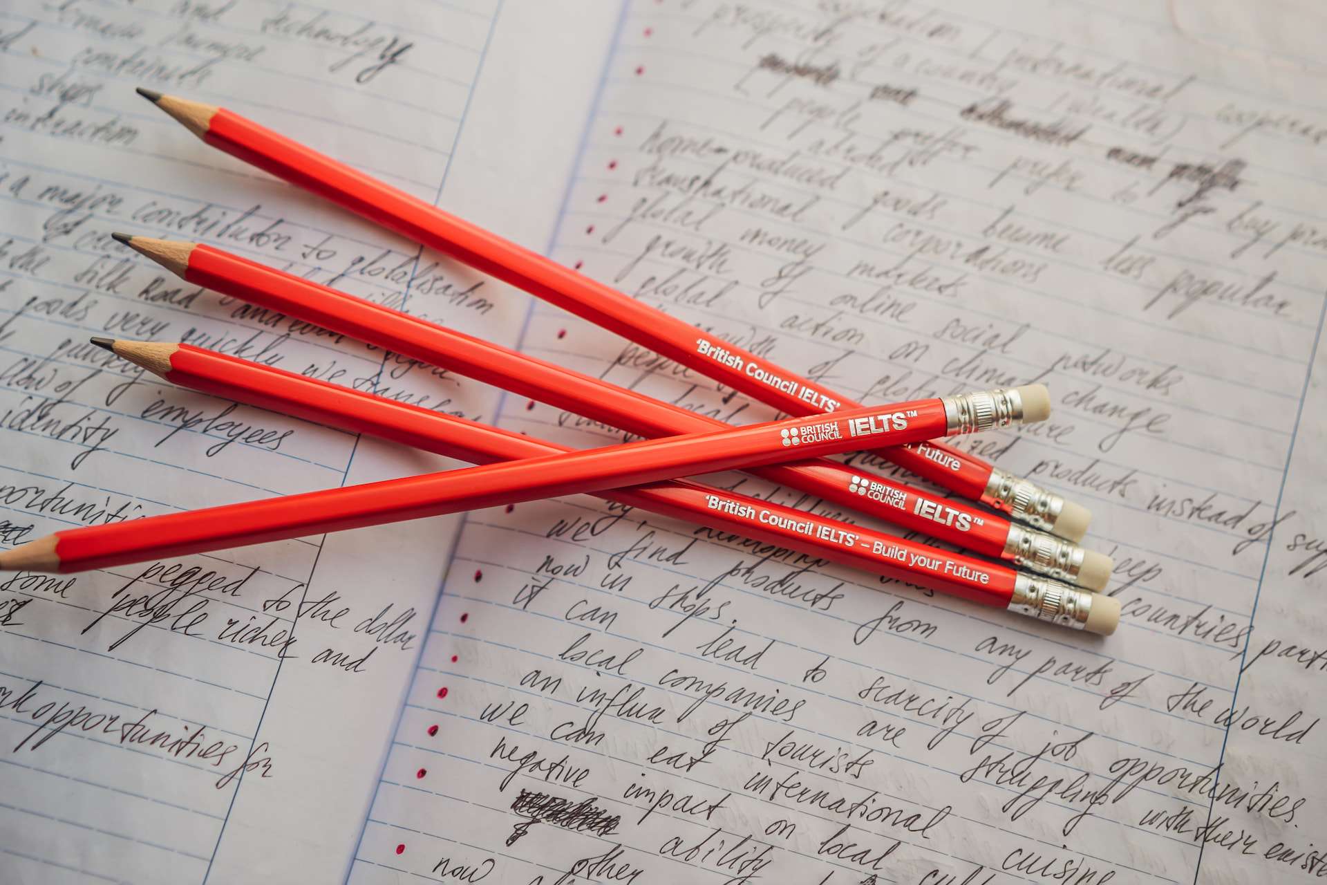 Bút chì IELTS có đặc điểm gì khác biệt so với bút chì thông thường?